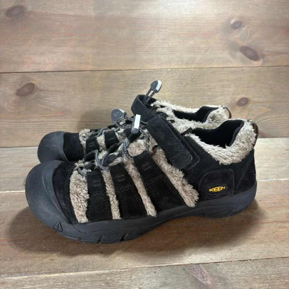 KEEN Newport Boys size 7 Y shoes Black Suede Faux Fur Lined Bungee sneakers